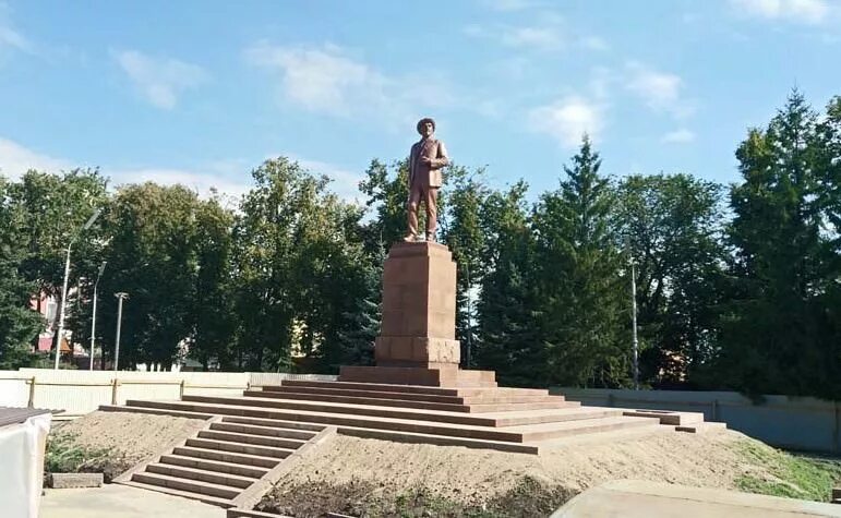 Мичуринск уральский памятник мичурину. Мичурин памятник вднх. Город мичуринск памятник ленину. Памятник филиппову в мичуринске. Памятник мичурину (мичуринск, основной питомник имени и.