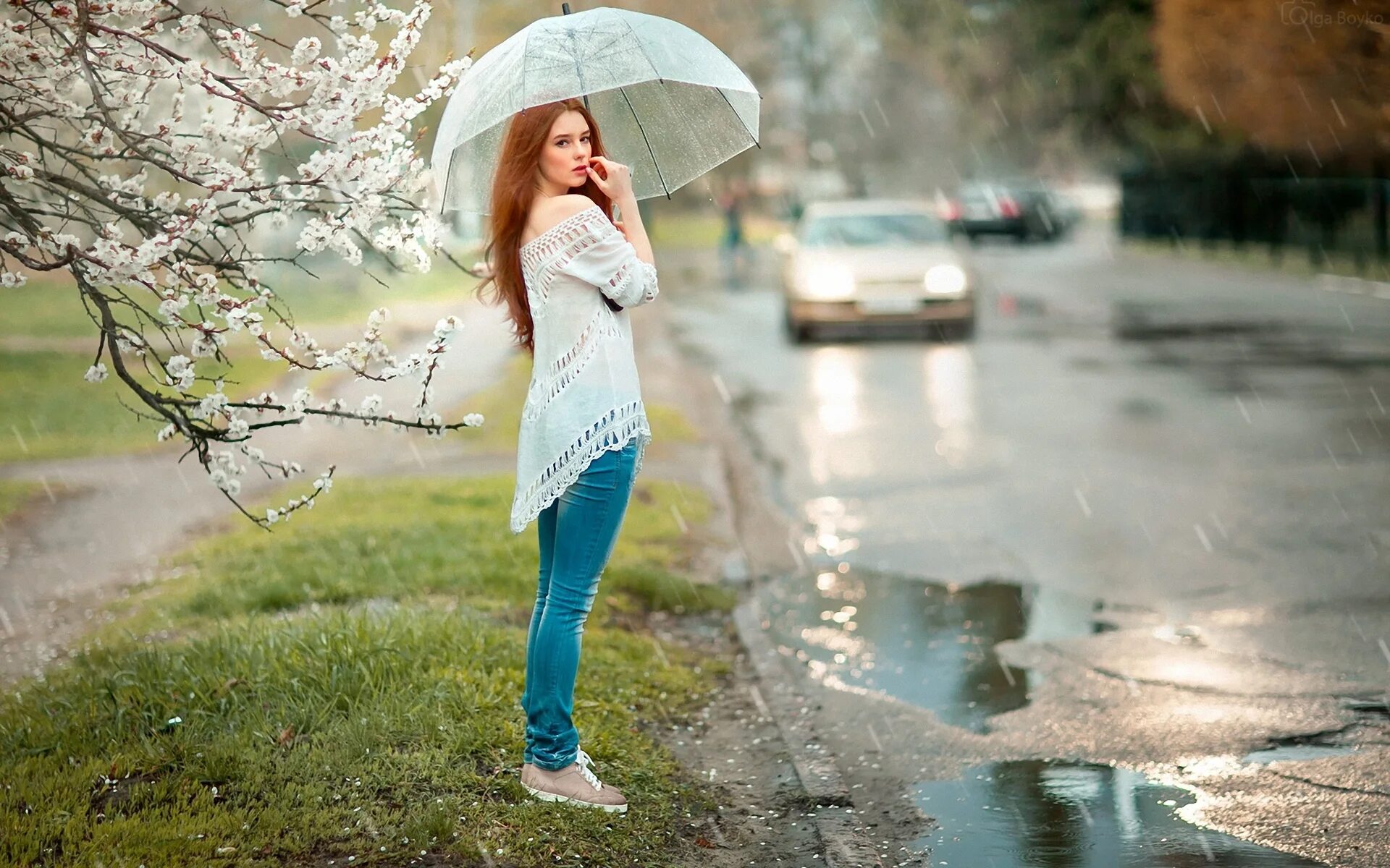 Дождливый день. Тепло и дождливо. Дождь в живописи. Под деревом живопись. Прогулка весенний дождь.