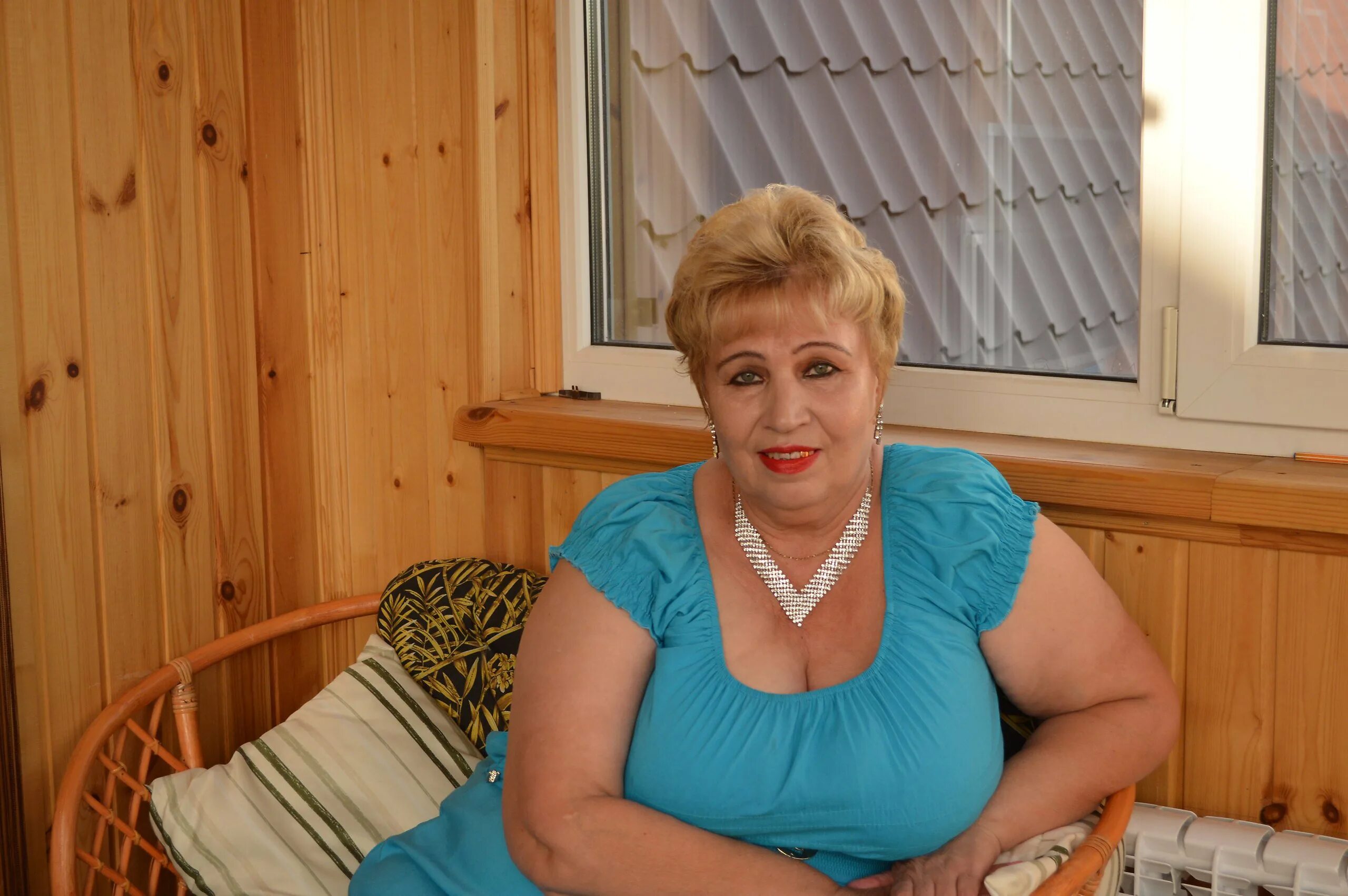 Старая бабушка в деревне. Бабушка в платочке. Полные старые женщины. Хочу русскую старую. Толстые пожилые женщины.