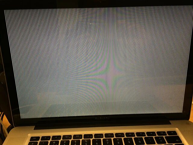 Почему белый экран. Макбук про 15 серый экран. macbook air 2011 полосит дисплей. полосы на экране ноутбука. серый экран на ноутбуке.