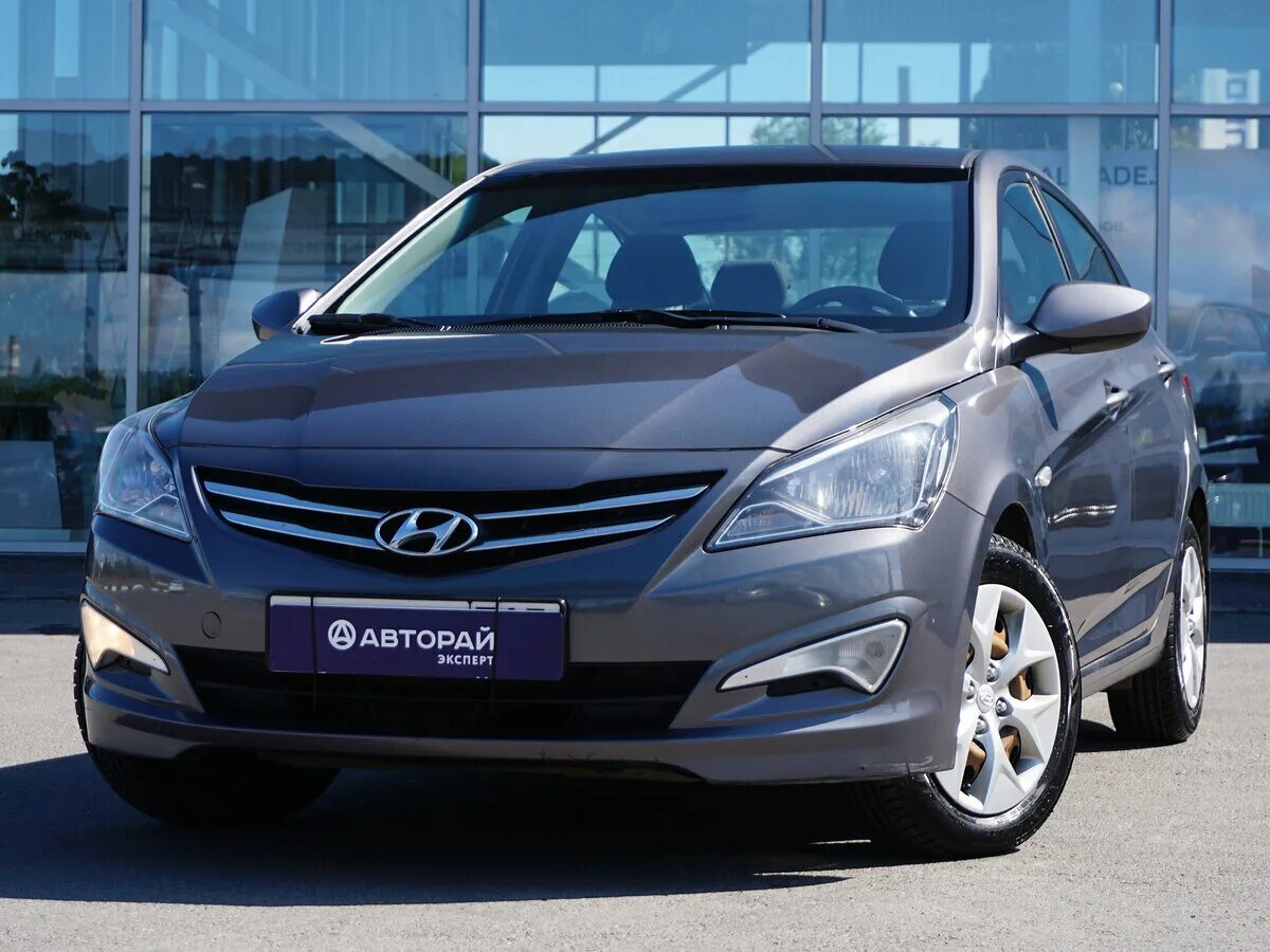 Солярис седан 2015. Hyundai Solaris 2015 серый. Hyundai Solaris 2015 1.4 at серый. Solaris 2015 седан.