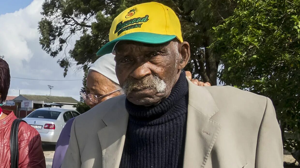 Умер старейший мужчина в мире. Пожилой мужчина из Нигерии за 60. Пожилой мужчина из Нигерии за 60 реальные фото. Сингапур пожилой мужчина.