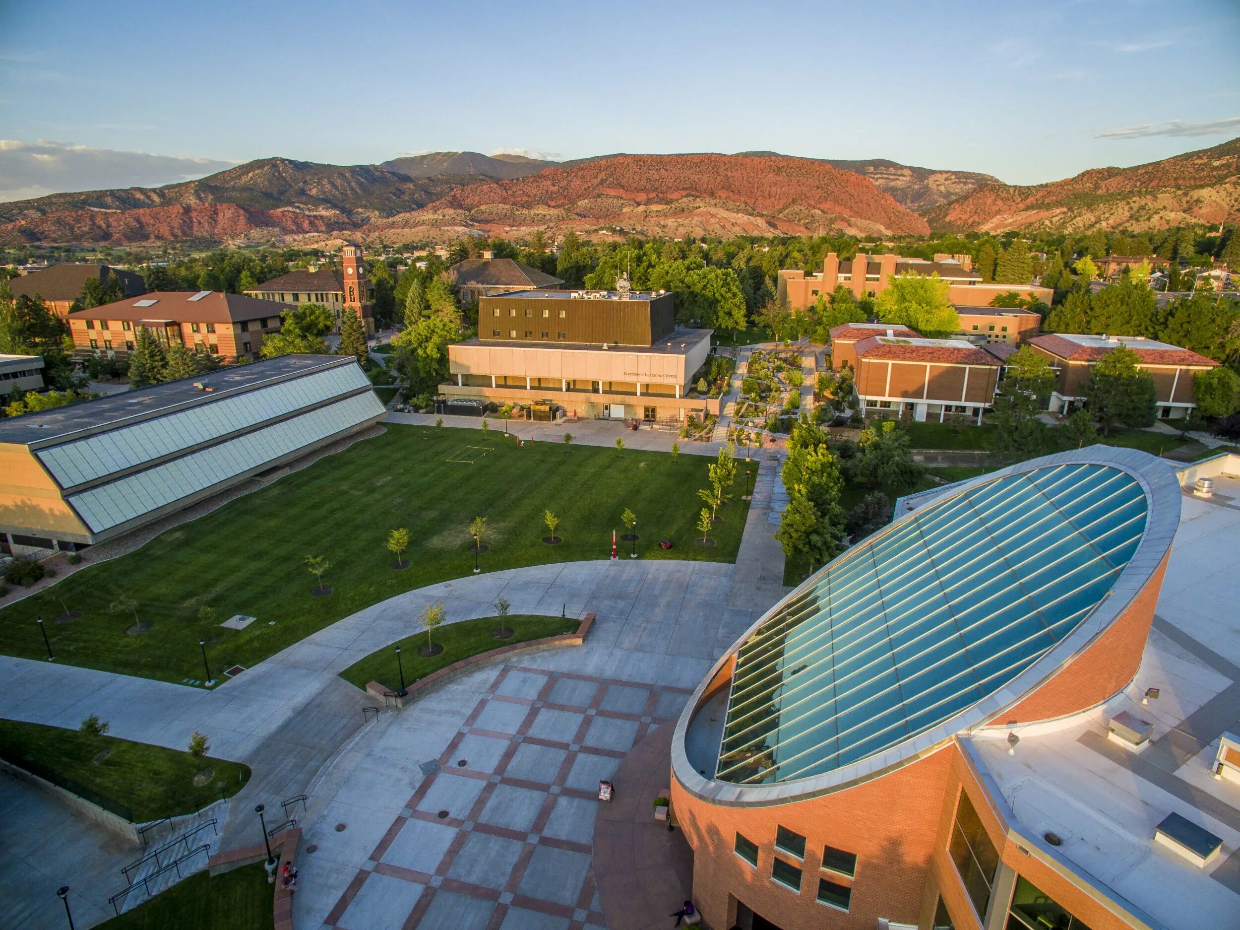 Utah State University студенты. Исследовательский парк университета Юты. Кампус. Кампус маленький.