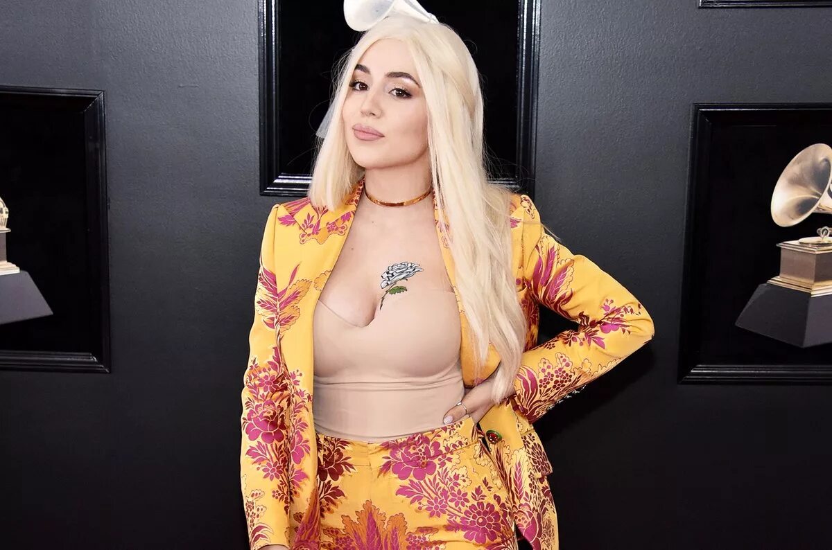 Ava max whatever. Ava max певица. эйва макс горячие. эйва макс 2025. ava max h2025.