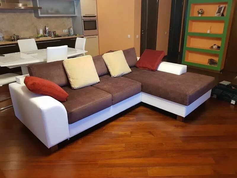 Перетянуть угловой диван. Обшитые угловые диваны. Перешивка углового дивана. Угловой диван перетяжка тканью. Перешивка углового дивана.