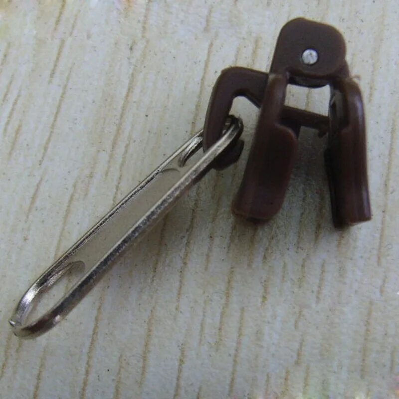 Замок починить собачка. Ремкомплект для замка молнии. Вставка бегунка на молнию куртки. Молния на куртке. Ремонтный комплект для молнии слайдера.