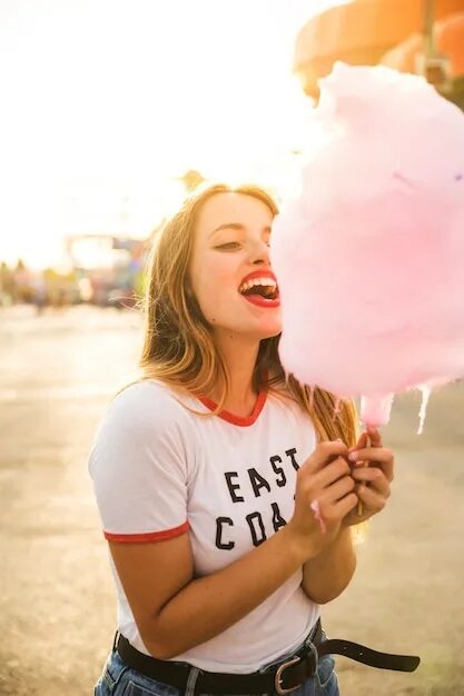 You ever eat candy floss. Девушка с сахарной ватой. Девушка со сладкой ватой. Фотосессия с сахарной ватой. Фотосессия со сладкой ватой.