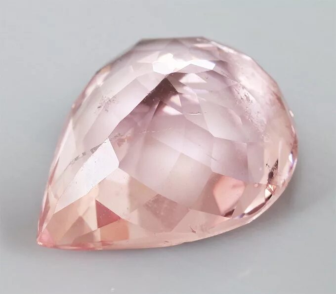 Морганит стихия. Розовый берилл морганит. Морганайт камень. Розовый морганит камень. Марганит.