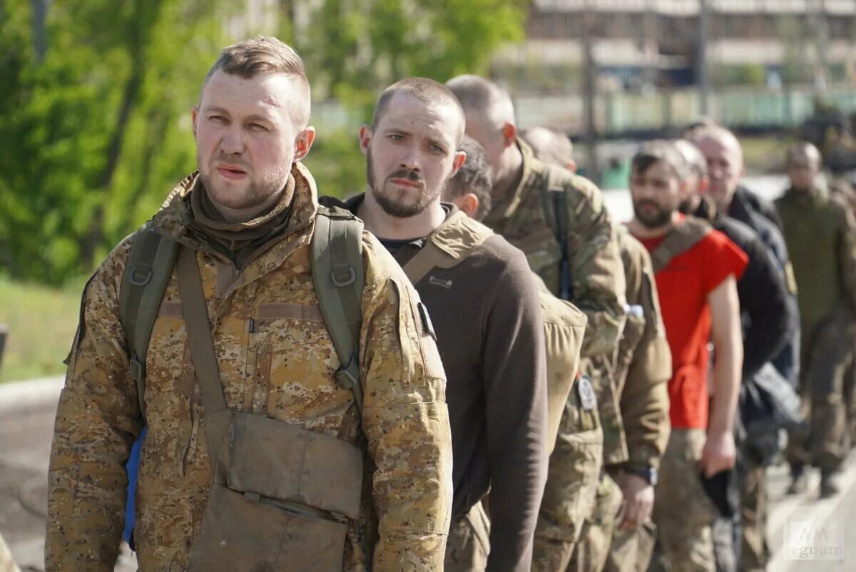 Азовсталь боевики сдаются. Азовцы казнили пленного. Азовцы казнили пленного. Азовцы казнили пленного. Азовсталь украинские солдаты.