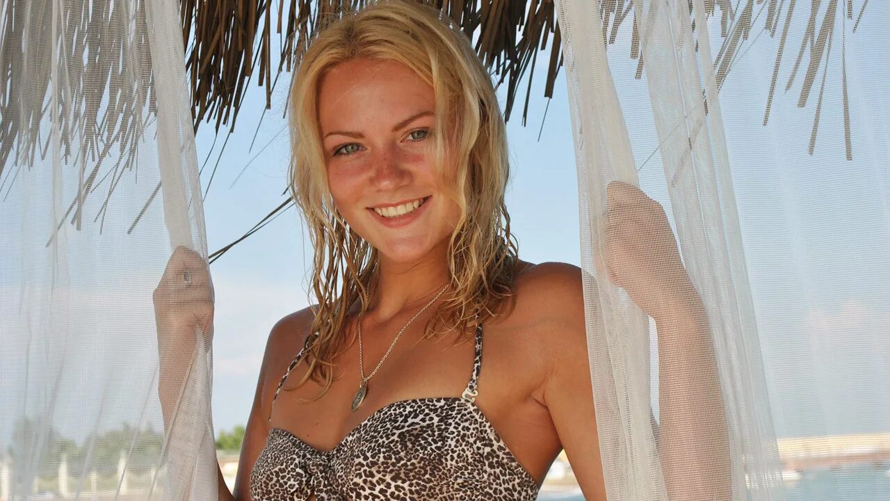 Фильмы с девушками в купальниках. Девушки безопасные сайты. Юля волкова 2003. Девушки безопасные сайты. Девушка с компьютером.