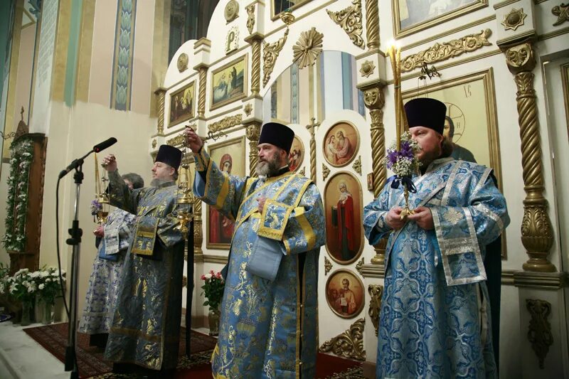 Утоли моя печали в марьин. Церковь Утоли Мои печали в Марьино. Настоятель храма Утоли моя печали Марьино. Духовенство храма Утоли моя печали в Марьино.