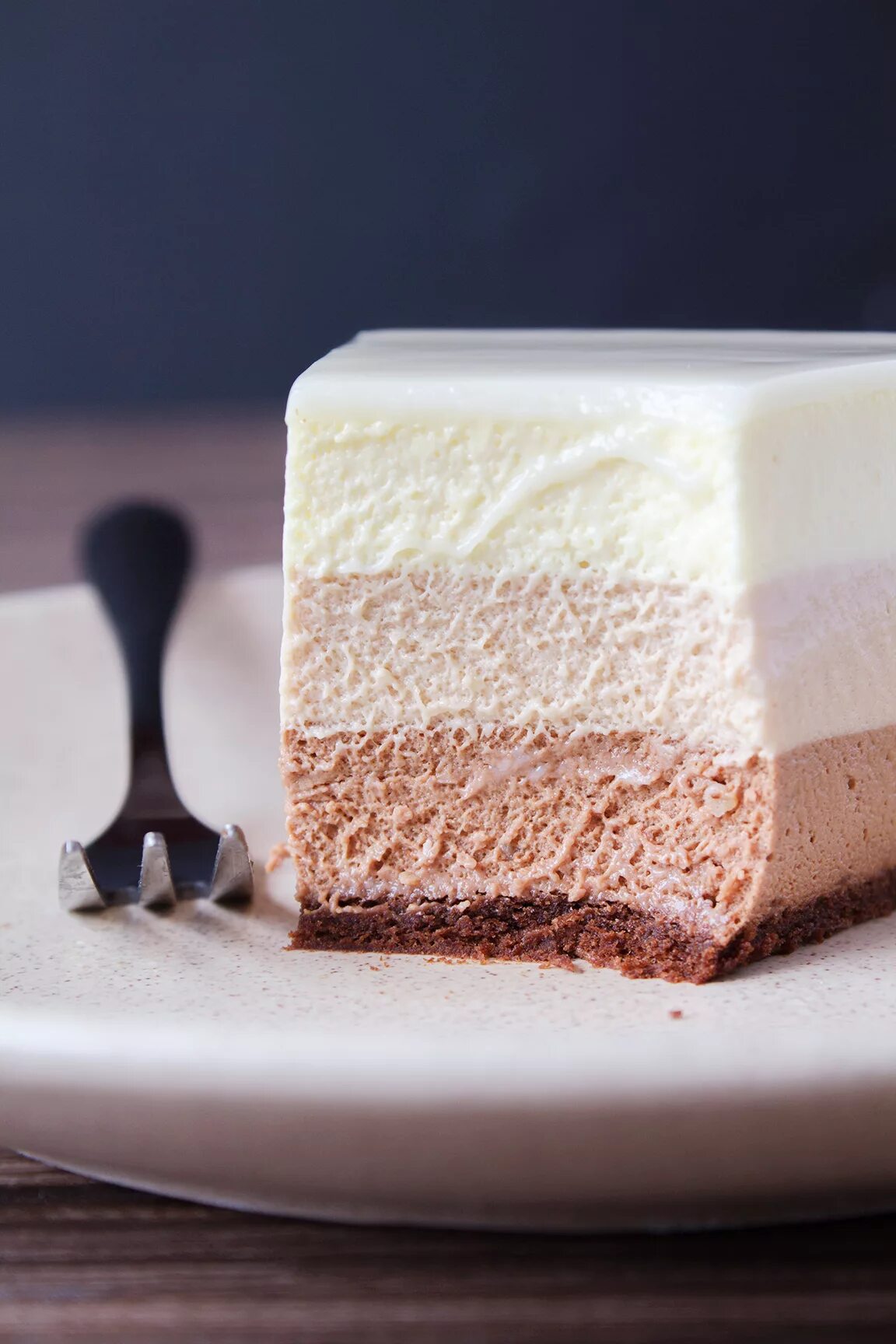 торт мусс три шоколада десерт фэнтези. торт мусс три шоколада. чизкейк "три шоколада". торт три шоколада для подростка. торт мусс три шоколада.