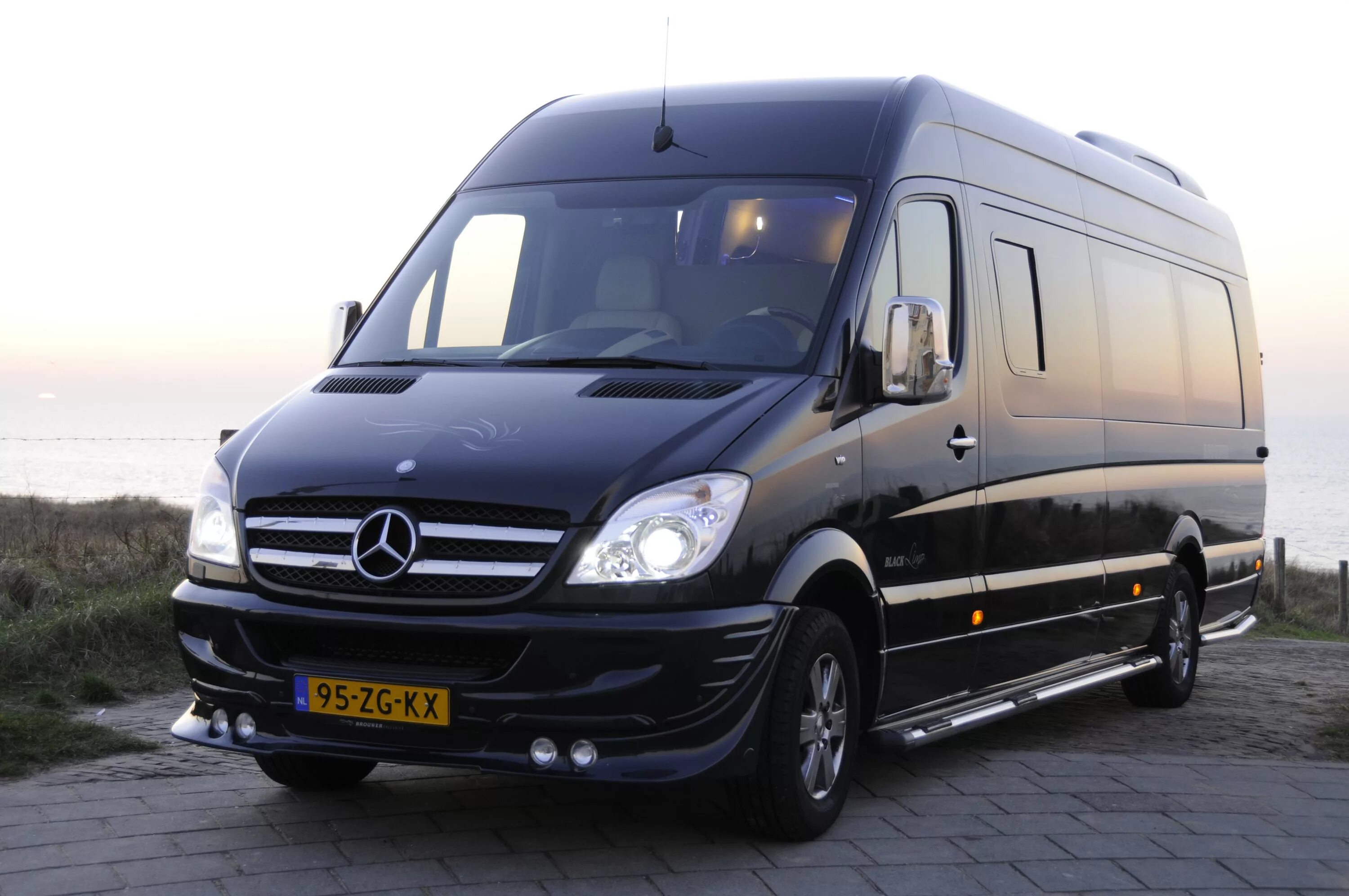 Mercedes Sprinter. Мерседес Спринтер черный. Mercedes Sprinter 2012. Mercedes Sprinter Black. Черный спринтер