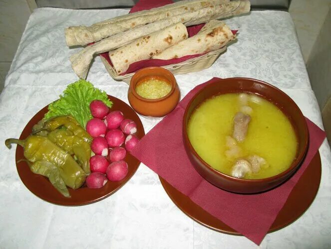 Хаш из говядины по армянски. Хаш. национальные блюда ставропольского края. хаш блюдо. стол для хаша.