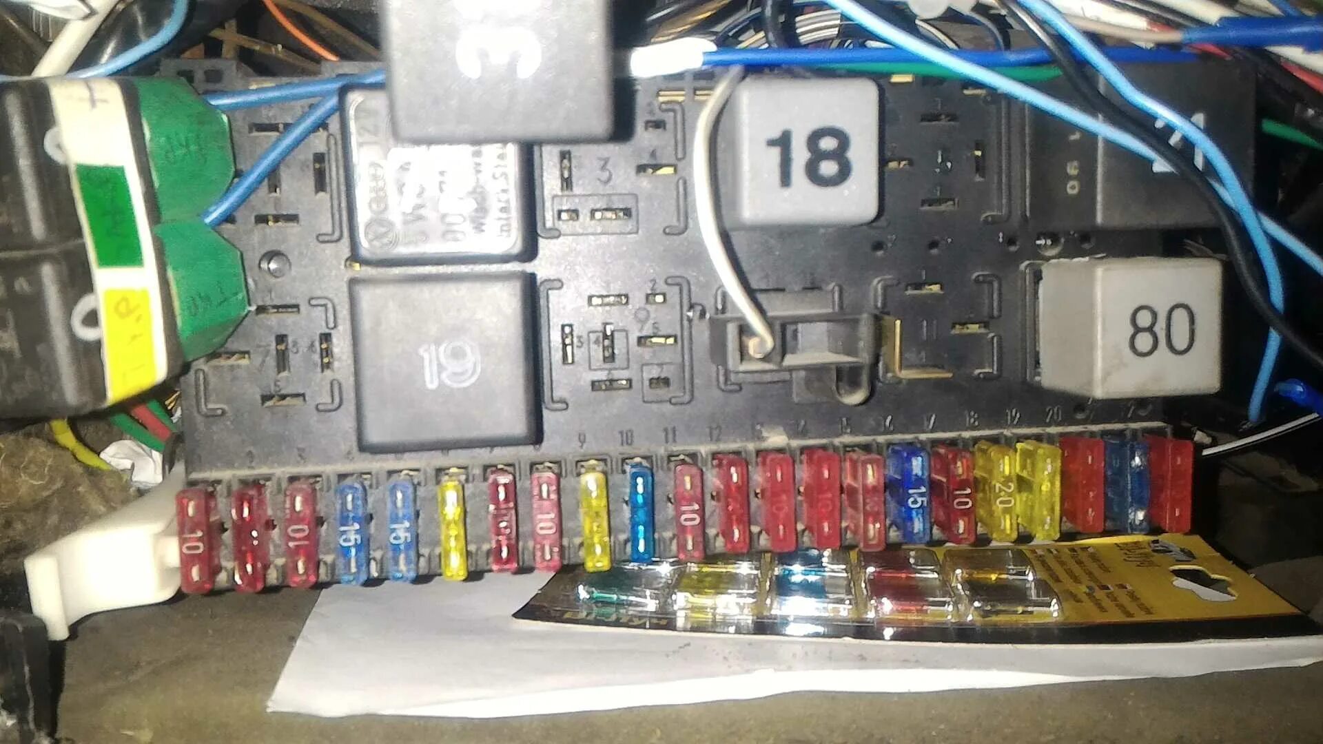 Предохранитель ближнего света фольксваген. Блок предохранителей vw polo sedan 2014. Монтажный блок поло седан 2013. Блок предохранителей vw polo sedan 2011. Предохранитель ближнего света фольксваген.