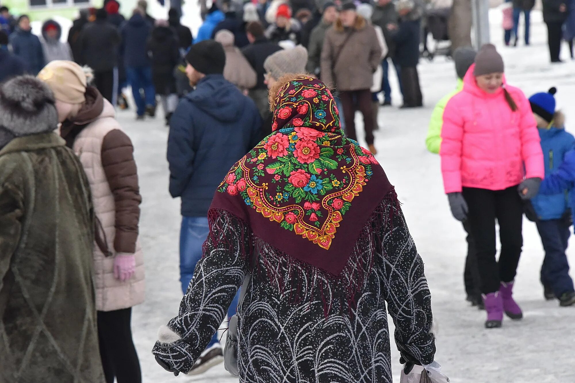 Красивый платок на масленицу. Павловопосадский платок масленичные гулянья. Платок масленичные гуляния. Платок малсегтца. Платок на Масленицу.