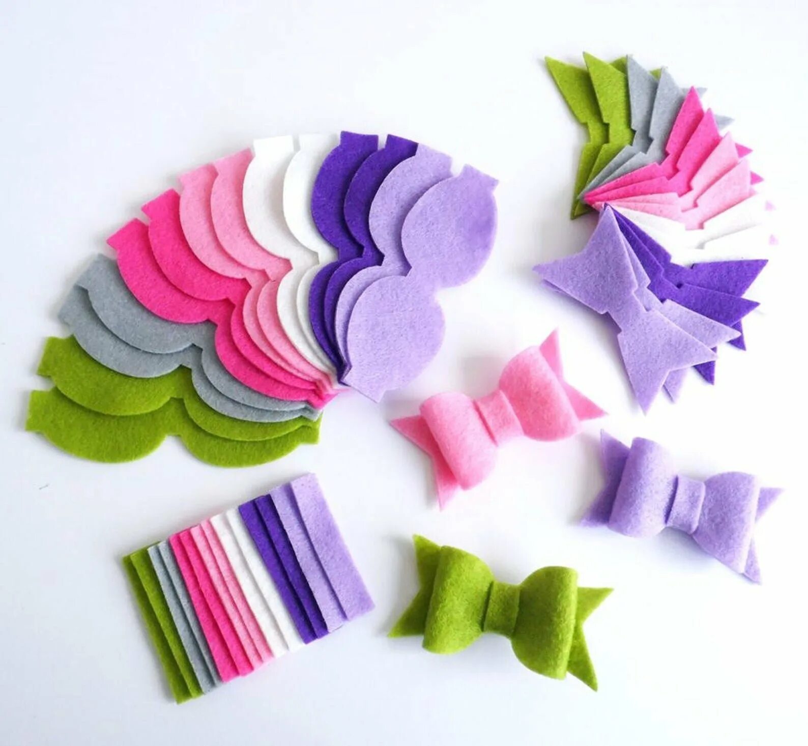 Цветы из фетра легкие. Поделки из фетра. Клевер четырехлистник из фетра. Фетровые броши. Маленькие игрушки из фетра.