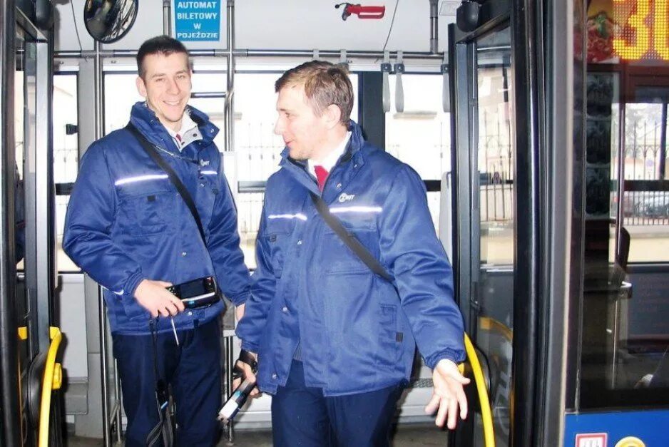 Контролёр в метрополитене. Форма кондуктора в автобусах. Форма контролера метрополитена. Форма контролера мосгортранс. Контролёр в метрополитене.