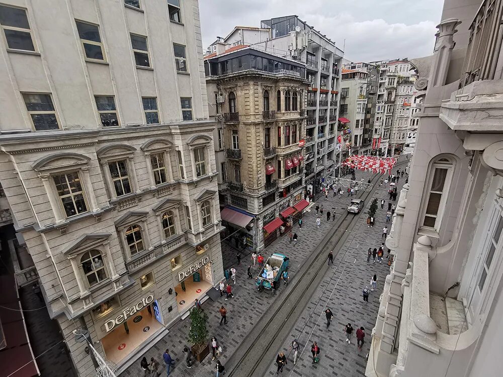 Истикляль. Центральная улица Стамбула Истикляль. Пешеходная улица Стамбула Истикляль. Улица Истикляль в Стамбуле архитектура. Истикляль достопримечательности.