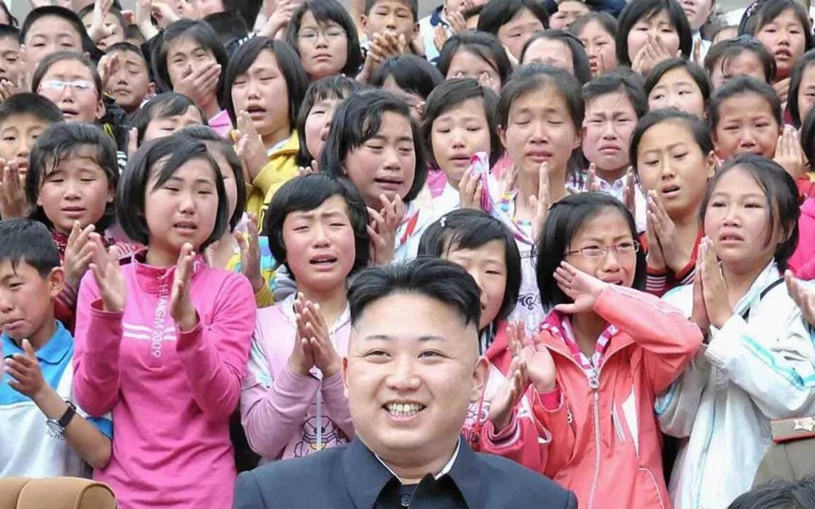 Численность северной кореи на 2023. Северная Корея счастливый народ. Северная Корея счастливые люди. Жители Северной Кореи. Обычные китайцы.