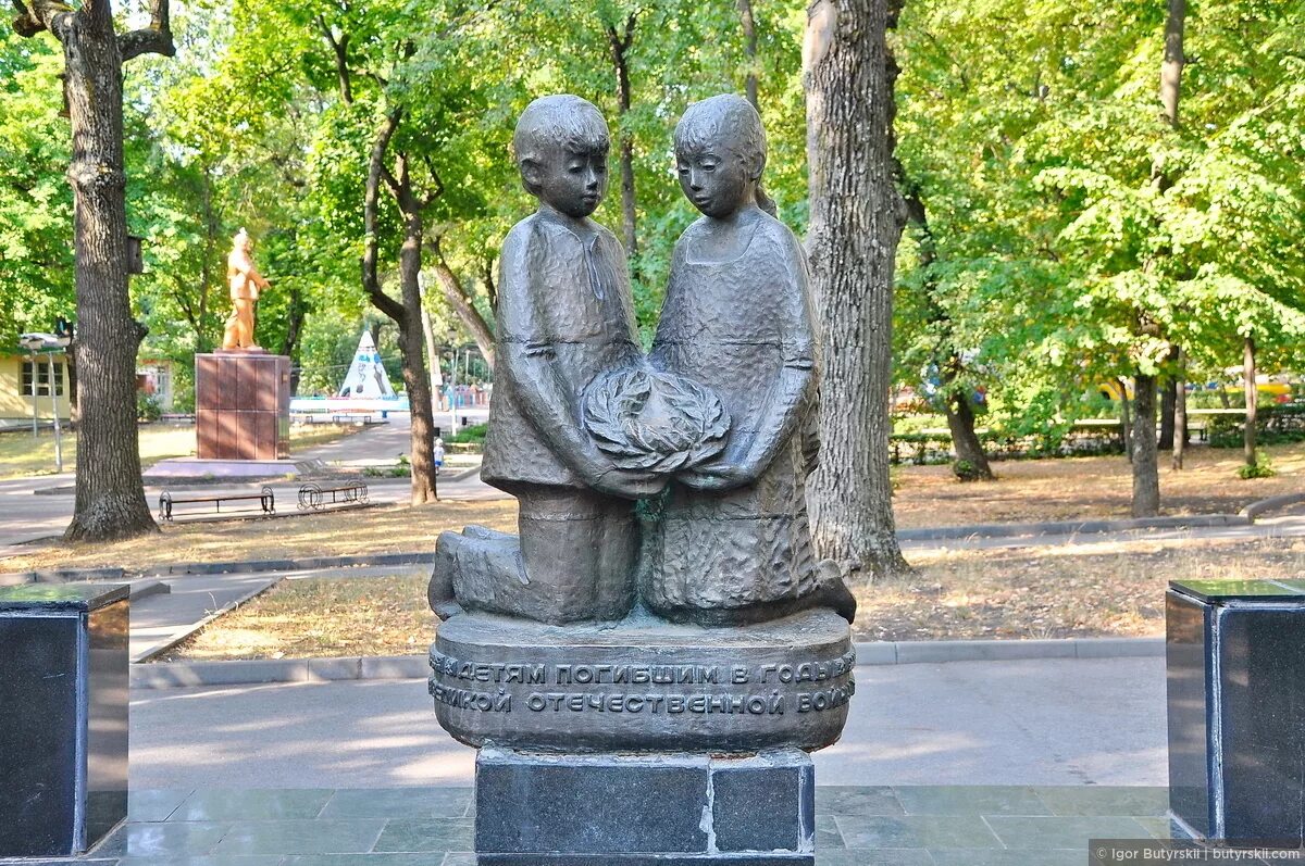 В каком городе памятник детям. Памятник детям погибшим в годы великой отечественной войны в липецке. памятник детям в верхнем парке липецка. памятник пионерам-героям (липецк). верхний парк липецк памятник детям.