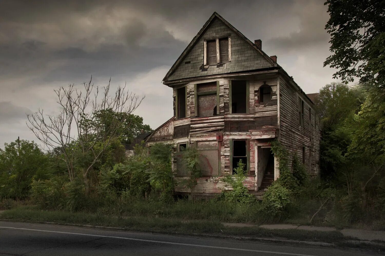 Как найти заброшенный дом. Старый дом заброшенный в США. Кингс-Лэнгли, Хартфордшир заброшенный дом. Страшный дом. Мрачный дом.