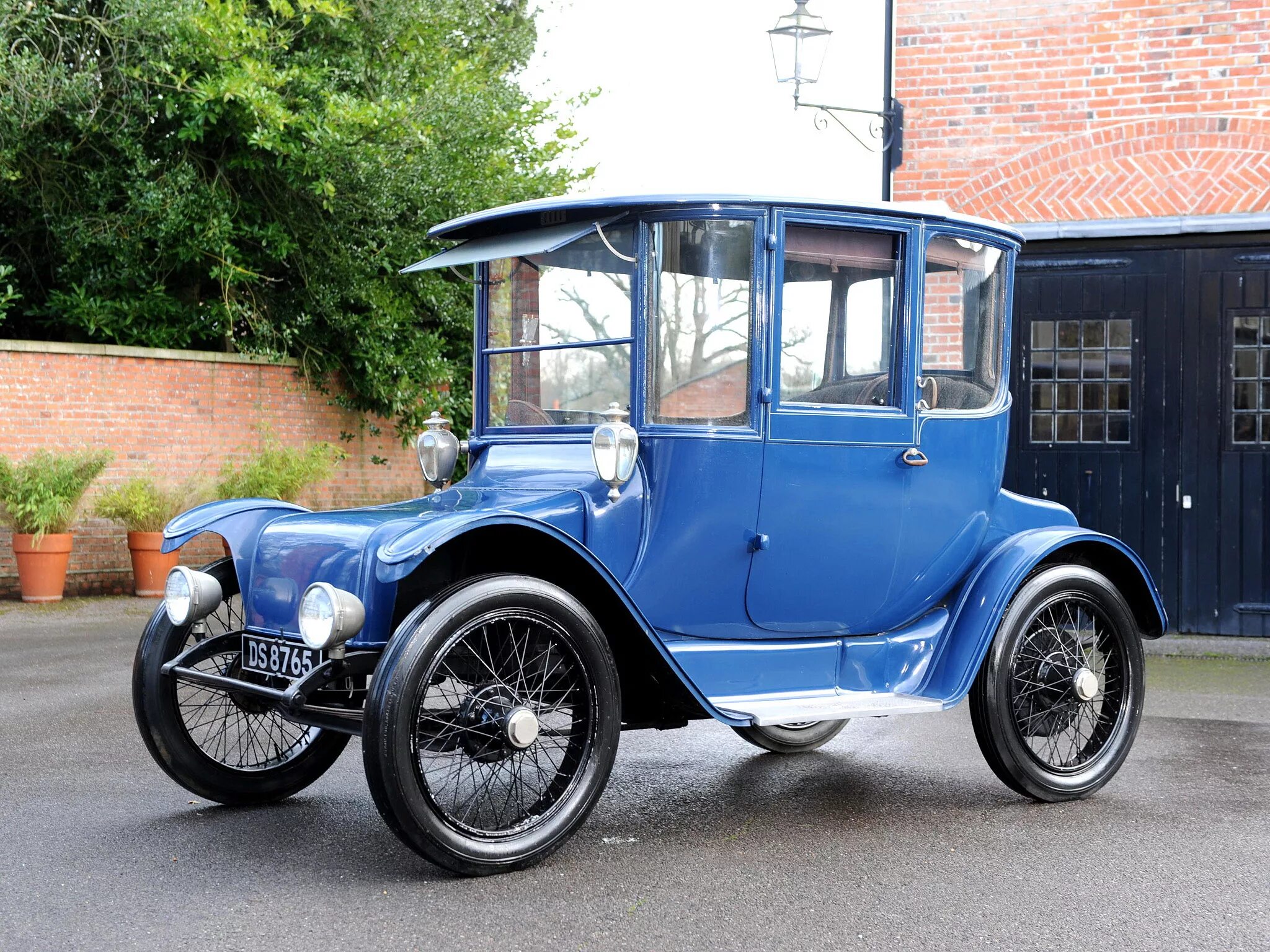 1 электрический автомобиль. Электромобиль «Detroit Electric» 1915 года. Detroit Electric электромобиль. Форд модель т 1908. Электромобиль компании «Detroit Electric», 1907 г. Тесла.