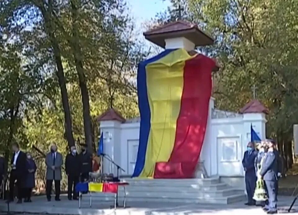 Молдова открывает. Молдова памятник румынам. Памятник румынским солдатам в Молдавии. Молдавия памятник нацистам. В Молдавии установили памятник фашистам.