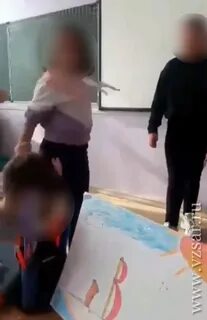 Мальчик разбивает девочку