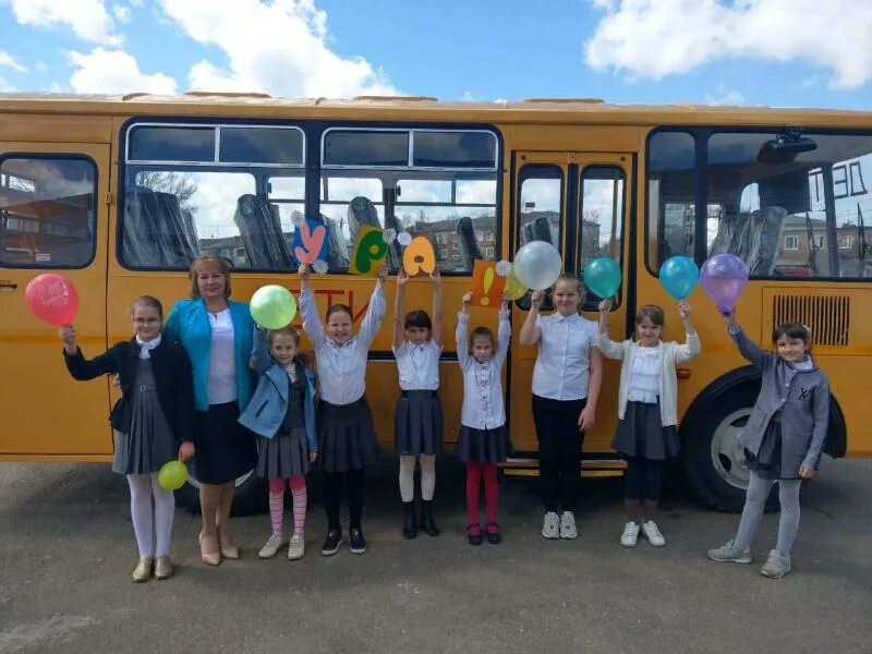 Паз 32053 школьный. Два школьных автобуса. Школьный автобус беларусь. Два школьных автобуса. Два школьных автобуса.