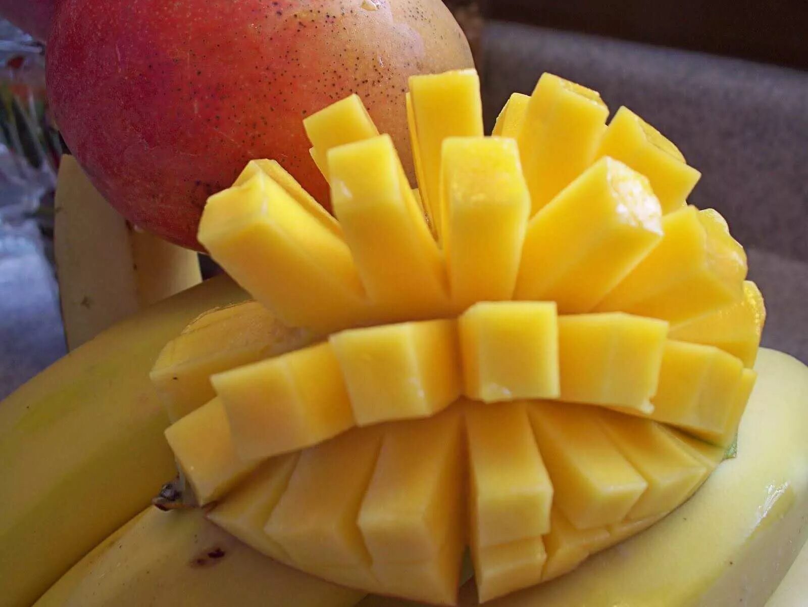 Манго едят с кожурой или без кожуры. Красиво порезать манго. Нарезка фруктов манго. Красивая нарезка манго. Манго нарезанный.