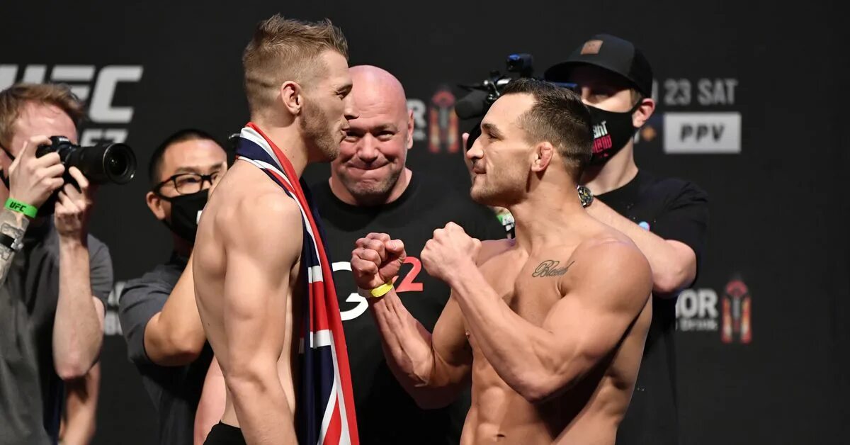 Конор макгрегор майкл чендлер. Церемония взвешивания макгрегор. Почему спортсмены показывают палец вверх футбол юфс и тп. Коннор дастин порье конференция. Ufc 281 кард.