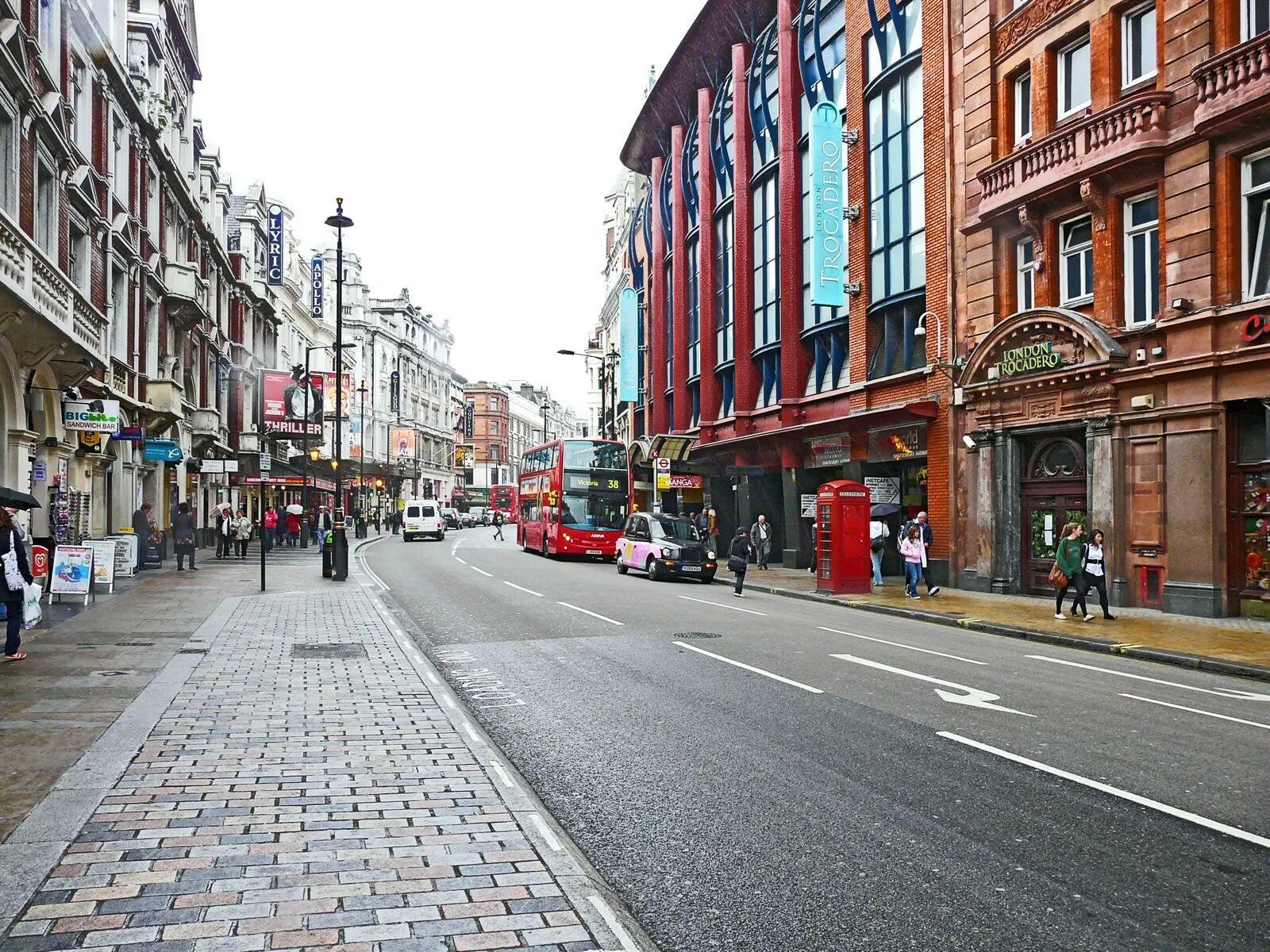 Streets avenue. Улица Шафтсбери Авеню в Лондоне. Авеню роуд в Лондоне. Кингс роуд Англия. Корк стрит Лондон.