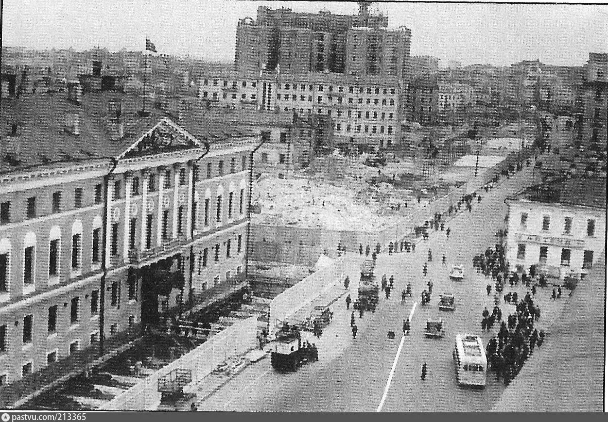 Передвижение зданий. Передвижка здания Моссовета в Москве. Тверская улица 1930. Улица Горького (Тверская) Москвы 1939. Здание Моссовета передвинули.