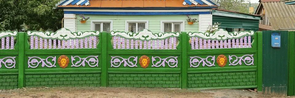 Козельск татаро монгольское нашествие. Ковер на стене в избе. Интерьер в русском народном стиле. Окна с татарским узором. Татаро монголы осада рязани.