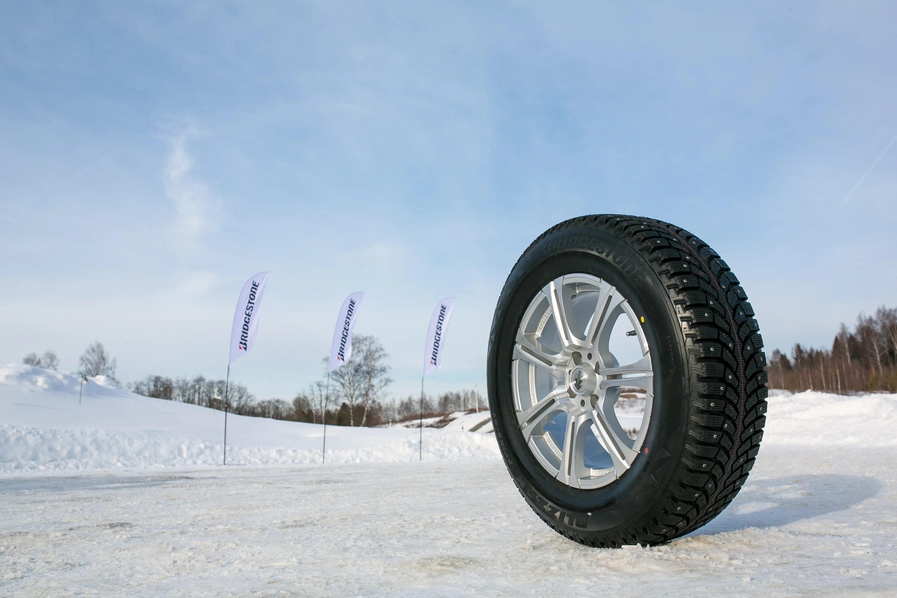 Шипованные шины внедорожник. Колеса бриджстоун зимние. bridgestone winter 25d. колеса бриджстоун зимние шипованные 2856018 зима. колеса зимние 285х70х17.