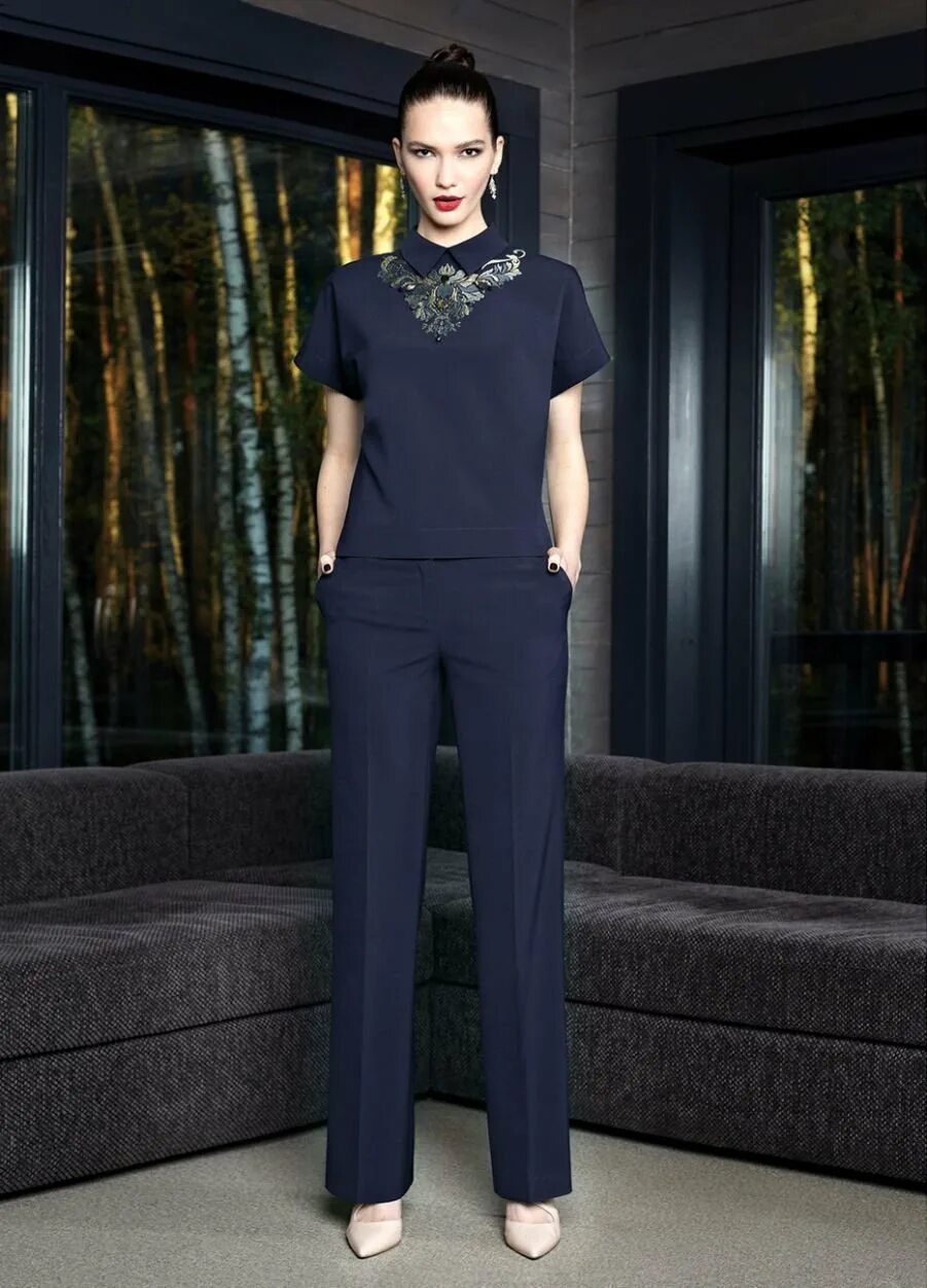 Брючный костюм на торжество. Белый костюм женский брючный палаццо. Праздничный брючный костюм. Брючный костюм женский летний вечерний. Вечерний брючный костюм.