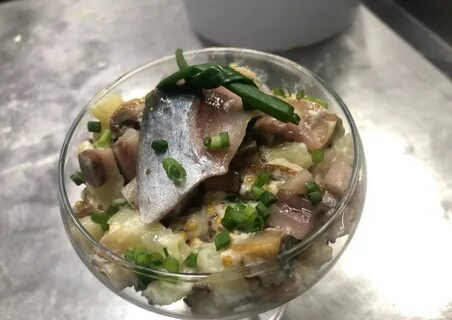 Селедка с горошком