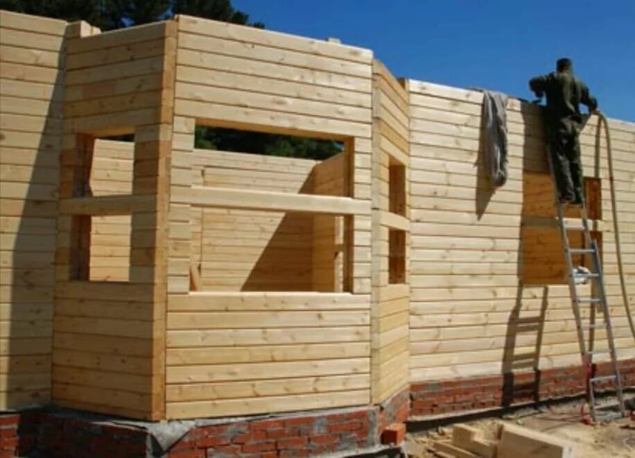 Дом из профилированного бруса. Стройка из бруса. Стройка деревянного дома. Стройка деревянного дома. Недостроенный деревянный дом.