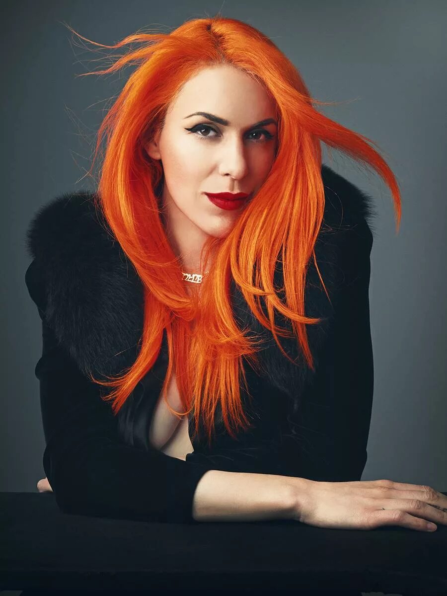 красно оранжевые волосы. люди с оранжевыми волосами. девушка с оранжевыми волосами. ярко рыжие волосы. рыжеволосая катрин кюн.