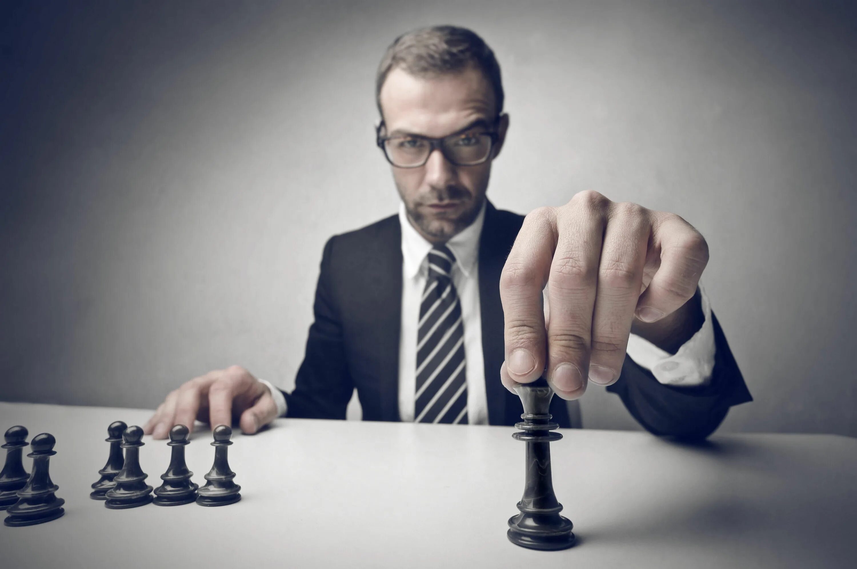 Руководитель прошлого. Руководитель шахматы. руководитель. коварный мужчина. стратег это человек который.