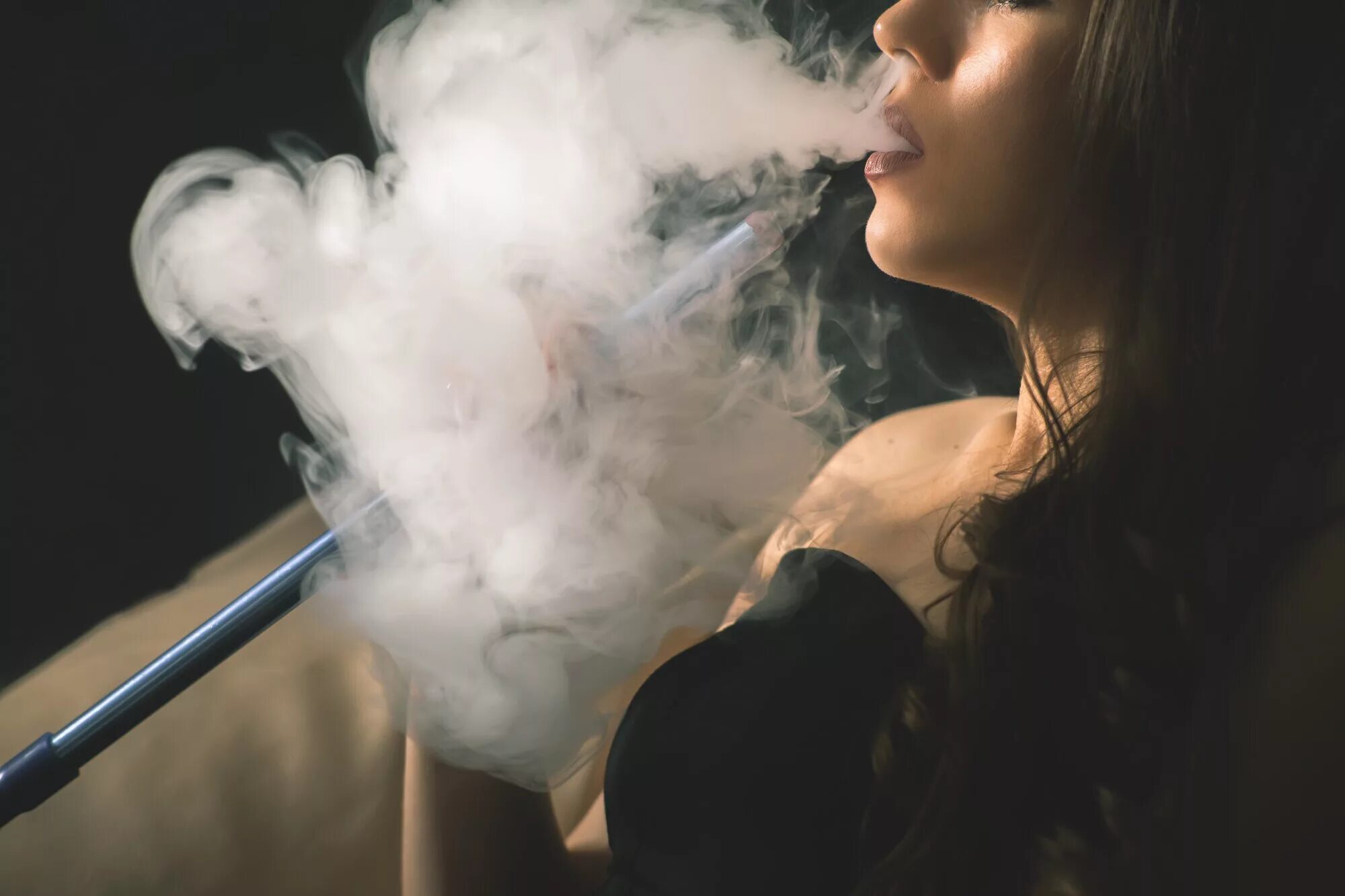 Девушка с сигаретой. Smoke woman video. Девушка с кальяном. Девушка курит. Дым электронных сигарет.