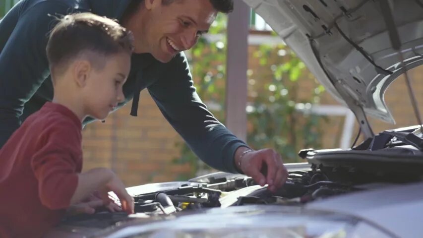 The car is slow. Отец и сын чинят машину. Папа и дочь чинят машину. Fixing a car. Father Fixes a car.