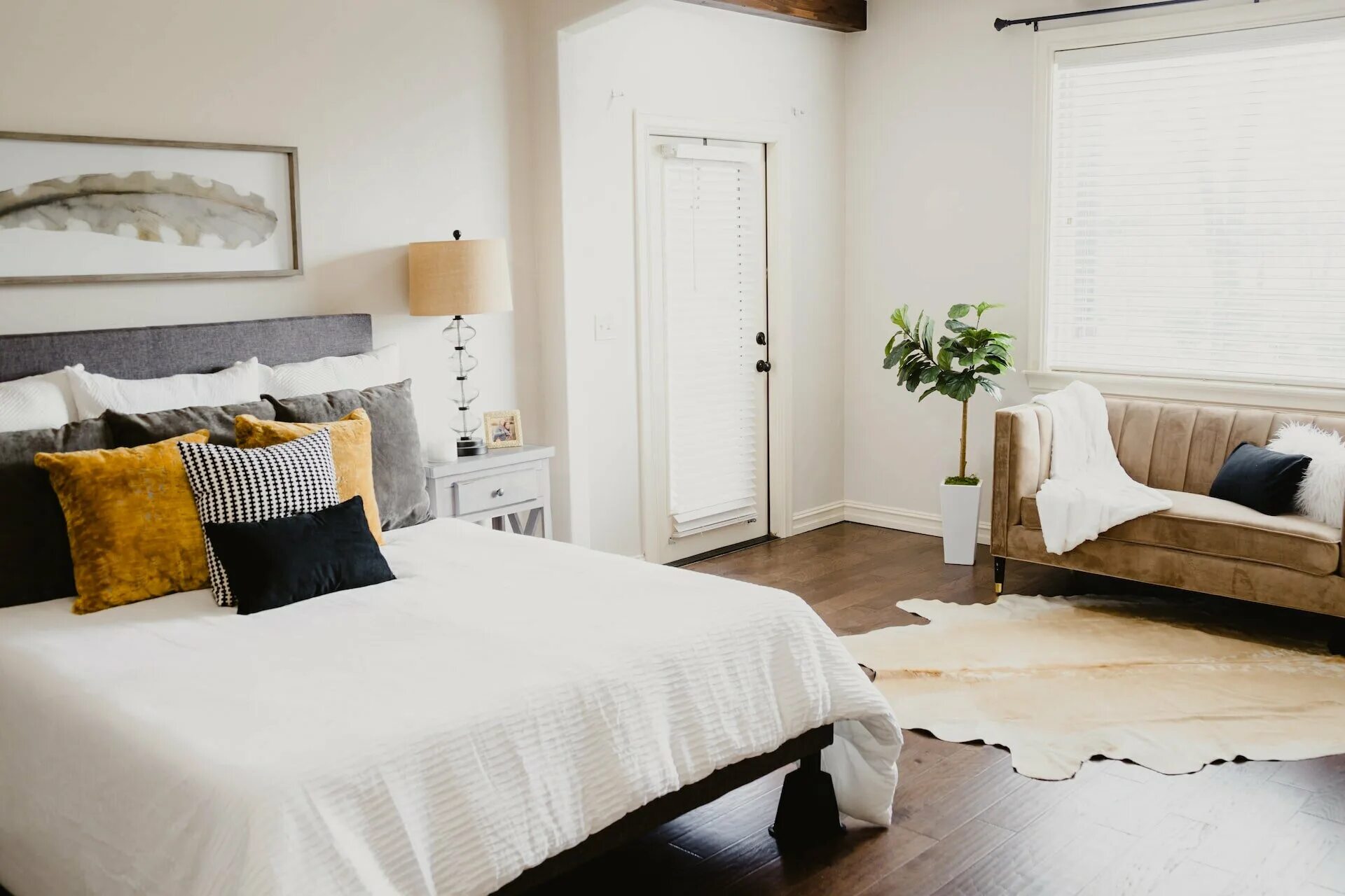 Освещение в маленькой спальне. Ютубе bedroom. Красивые спальни. Спальня в гостиничном стиле. Светлые спальни с зоной для чтения.