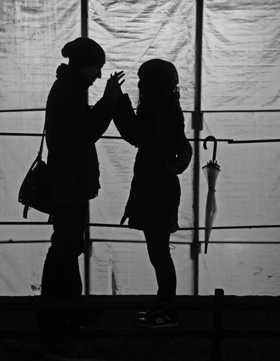 Парень с парнем в подъезде. Прощание силуэт. Их первая ночь» (2011, канада). Парочка в подъезде. Двое в подъезде.