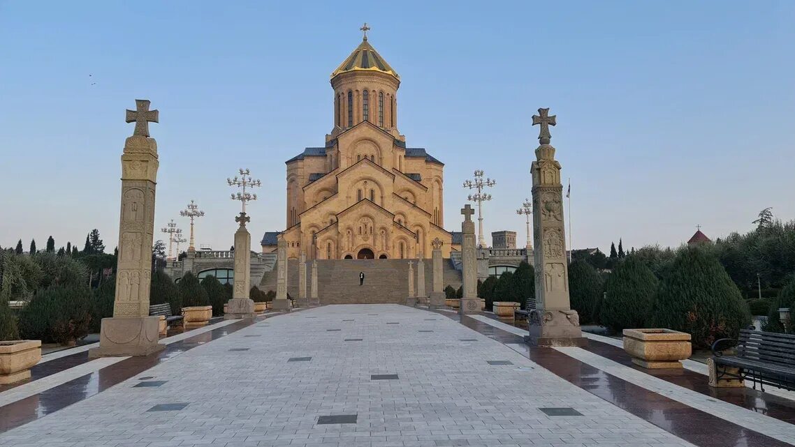 Батуми монастырь. Монастырь цминда самеба. цминда самеба батуми. церковь самеба в батуми.