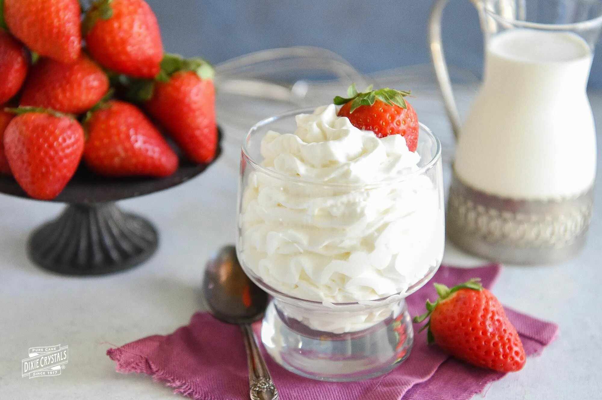 Взбитое молоко десерт. Creme chantilly. chantilly whipped cream. французский десерт взбитые сливки. взбитые сливки регина.