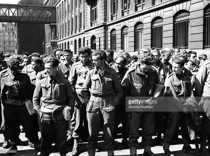 Французы это немцы. Парад пленных в Париже в 1944. Пленные немцы в Москве 1944. Парад военнопленных немцев в Москве 1944. Марш пленных американцев в Париже в 1944 году.