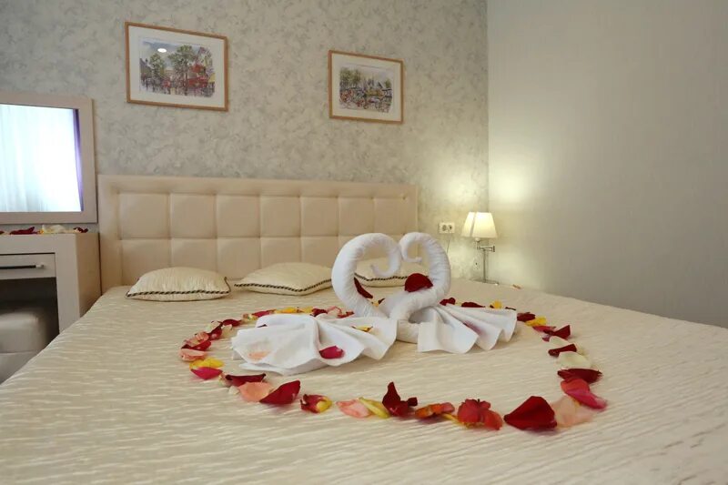 Спальня для молодоженов. Гостиница ramada воронеж. Украшение свадебного номера в гостинице. Гостиница номер для новобрачных. Украшение свадебного номера в гостинице.