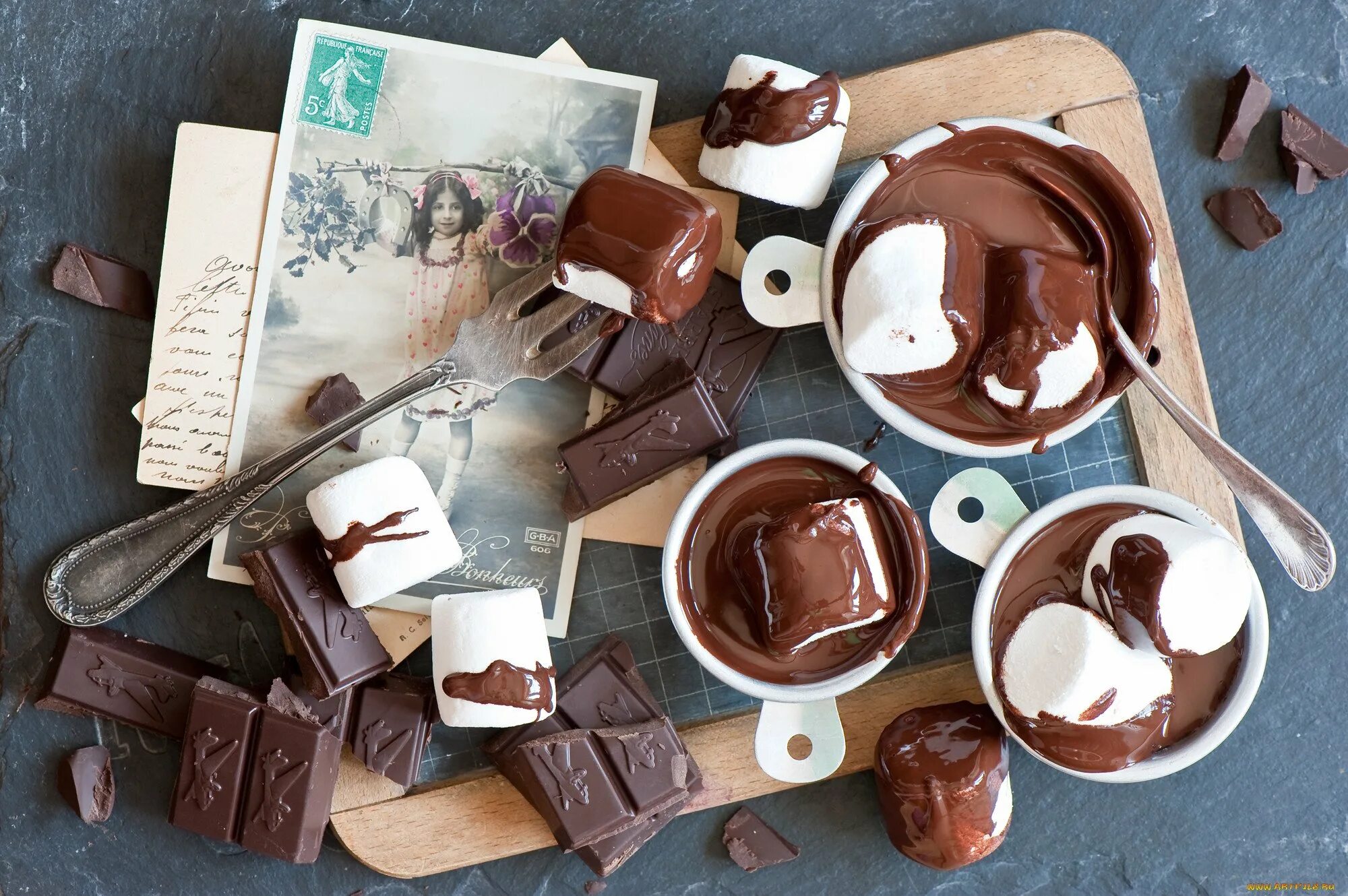 Конфеты шоколад. Кофе и шоколад. Кофе с шоколадными конфетами. Коричневый шоколад.